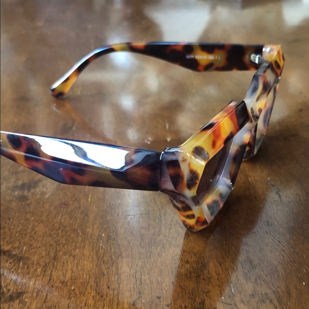 Tortoise Shell Geometric Retro trendy Sunglasses - Picture 4 of 8